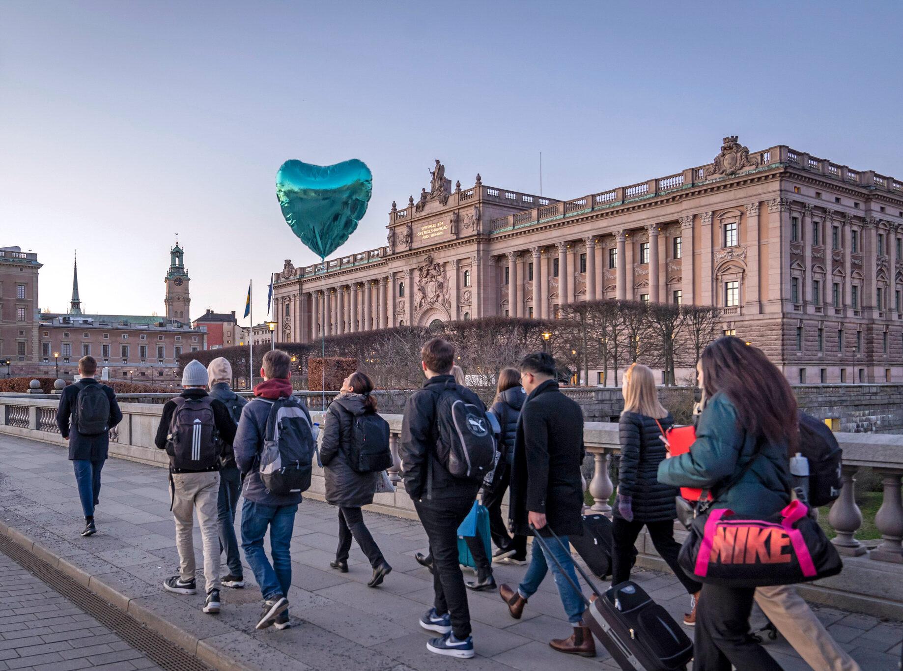 Ungdomens_riksdag2020_Anders_Lowdin_Sveriges_riksdag Young people walking outside the Swedish parliament building in Stockholm.