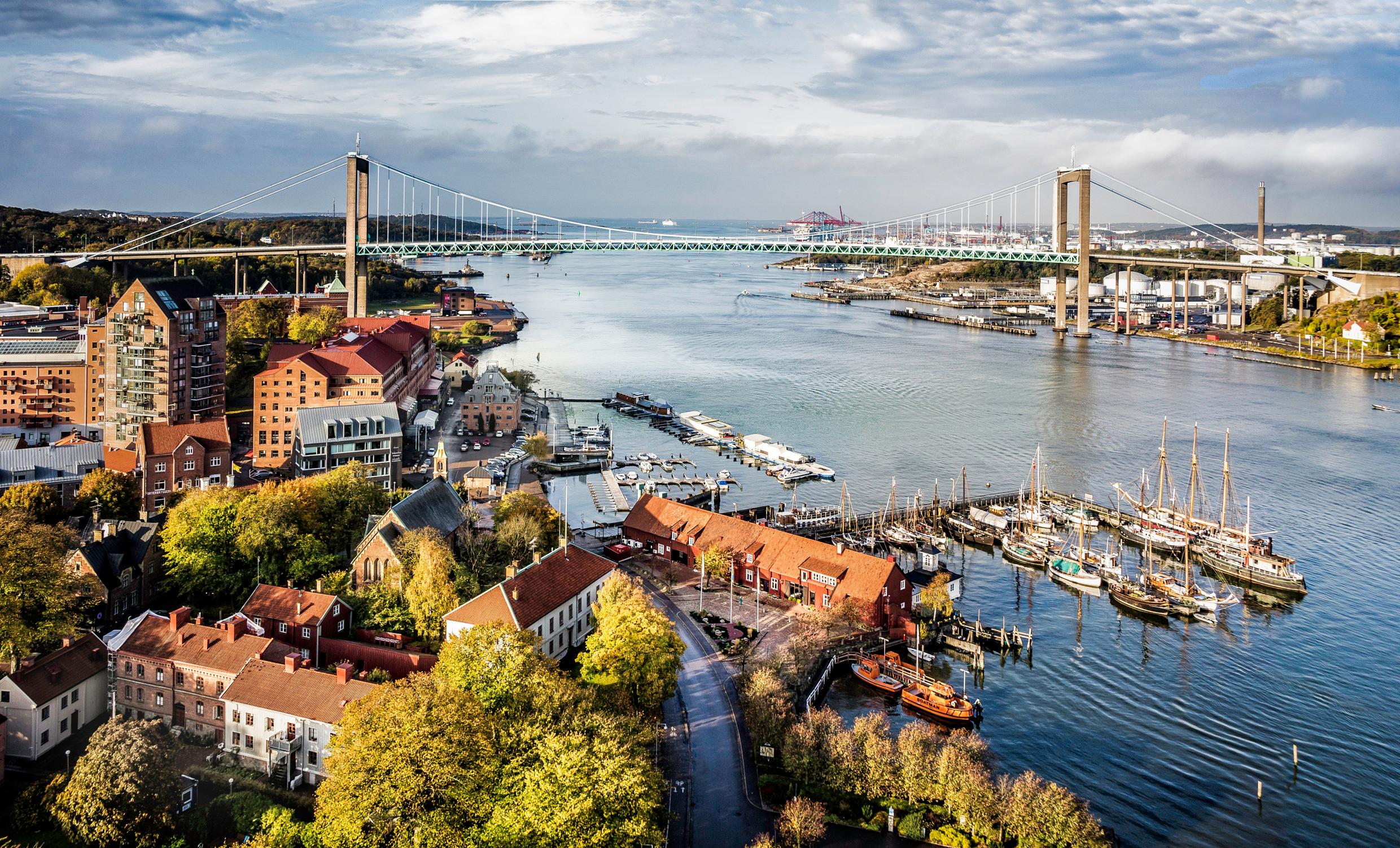 Klippan, Gothenburg Scenic view of Gothenburg Harbour with Älvsborg Bridge crossing the Göta Älv river.